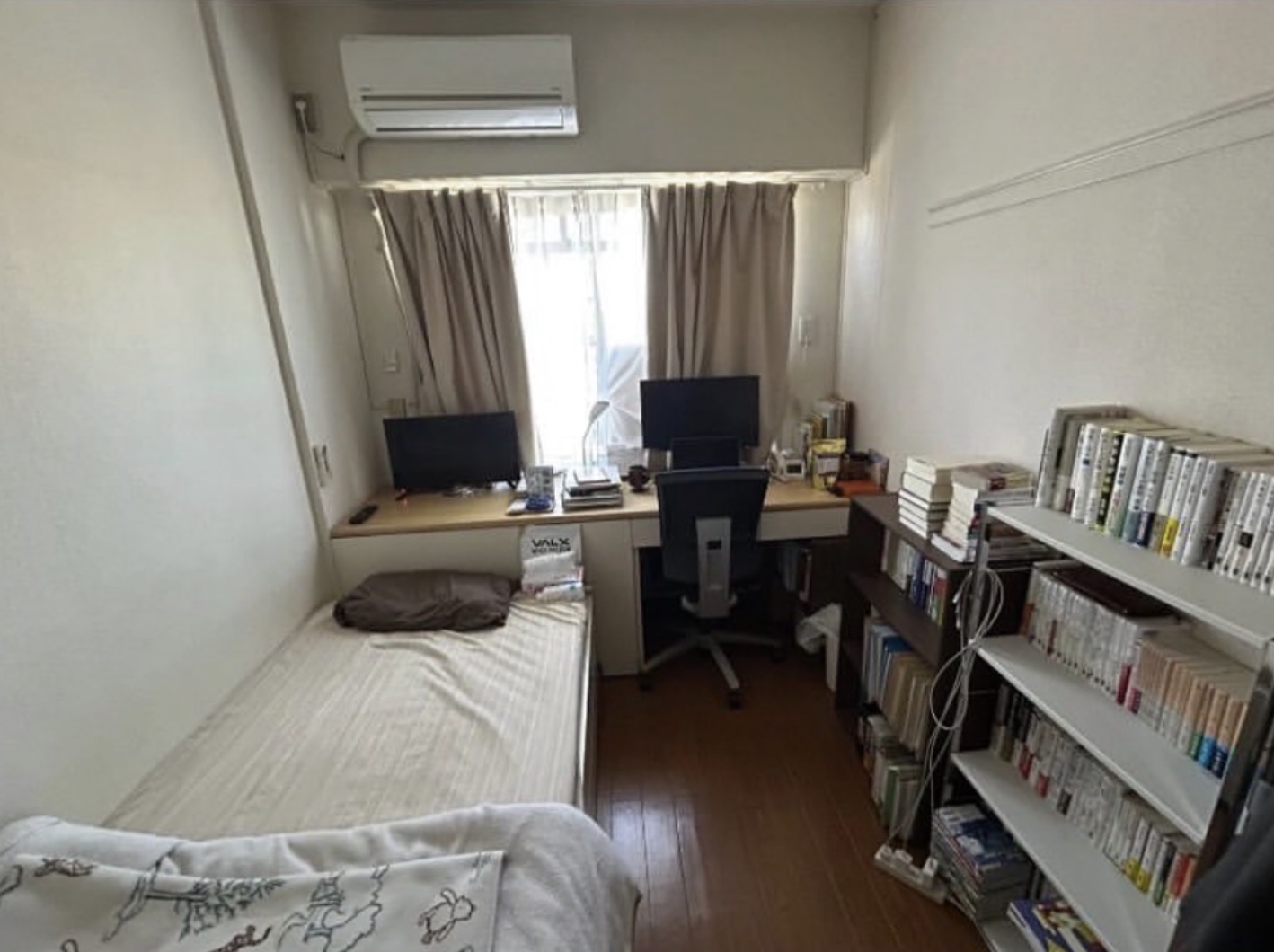 寮室の内部写真（机、ベッド、収納）