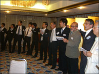 懇親会で交流する寮生とOB