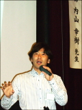 講演する内山さん