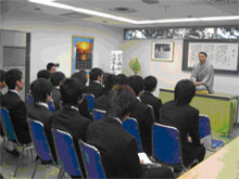 落語を披露する三遊亭喜八楽さん