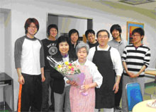 佐々木ご夫妻に花束を贈呈