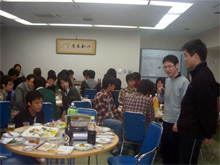 来賓と交流する様子