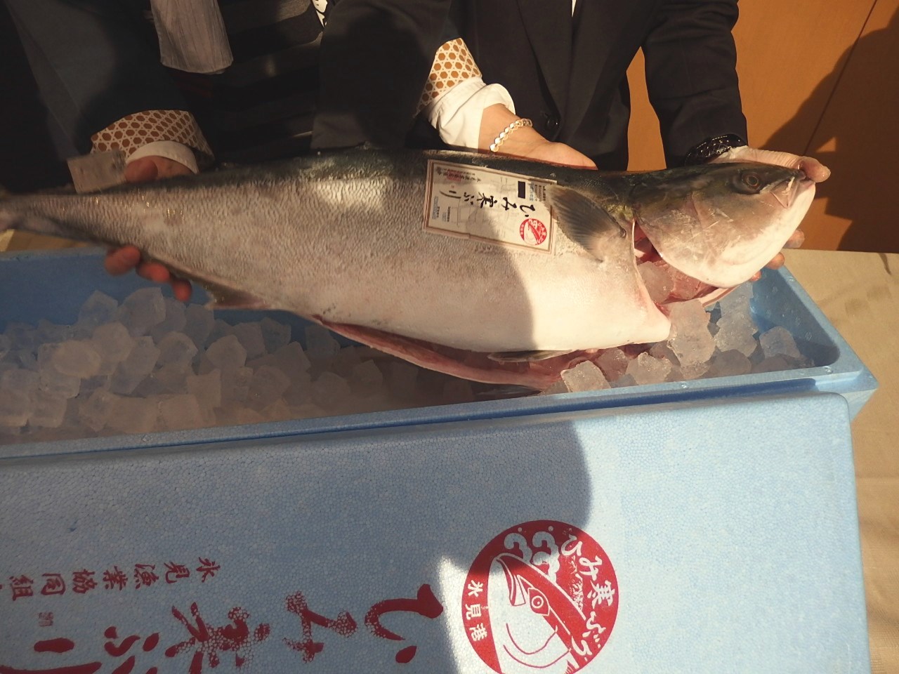 富山の味覚を囲んで談笑