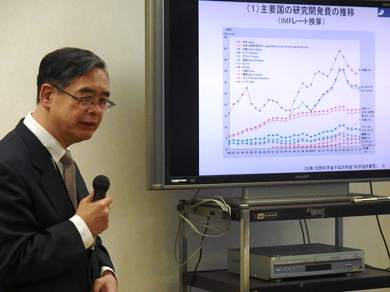 講演に耳を傾ける寮生