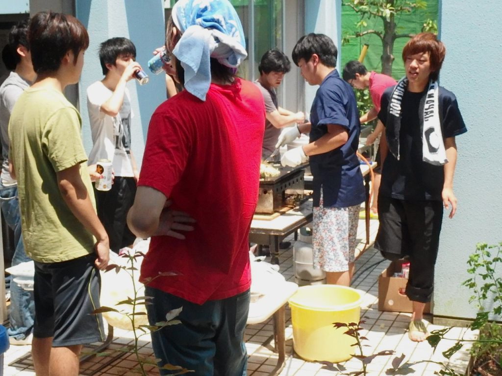 フランクフルトを焼く寮生