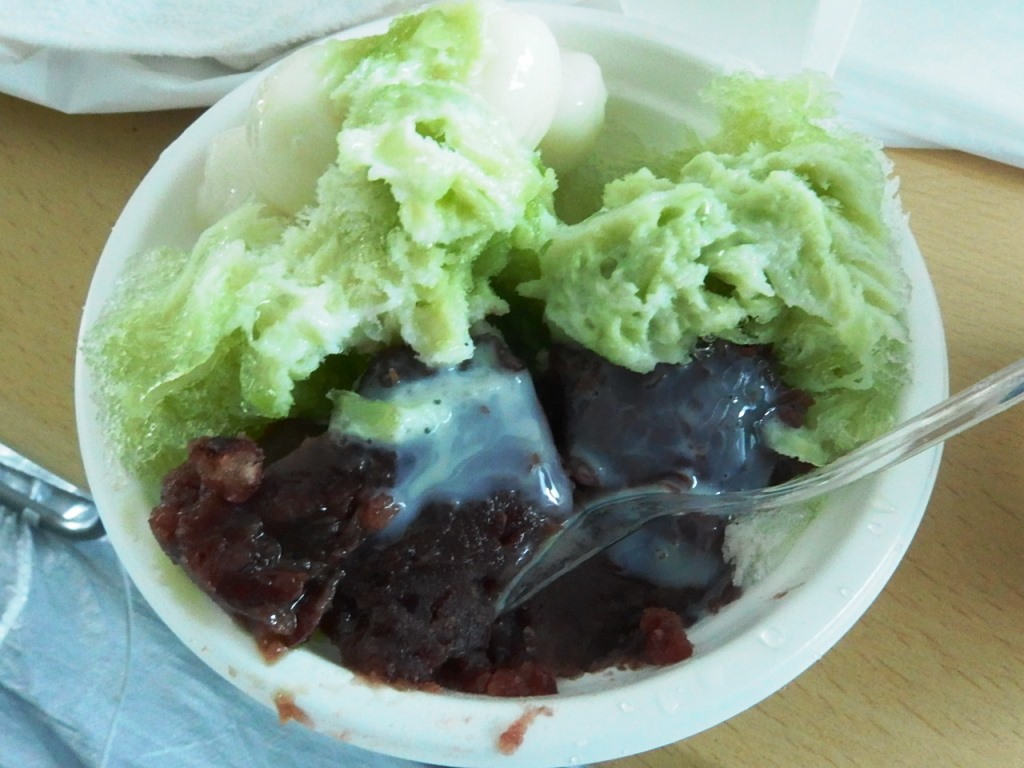 来場者と談笑する様子