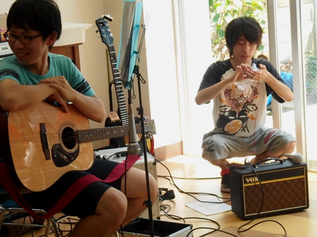 軽音楽バンドの演奏