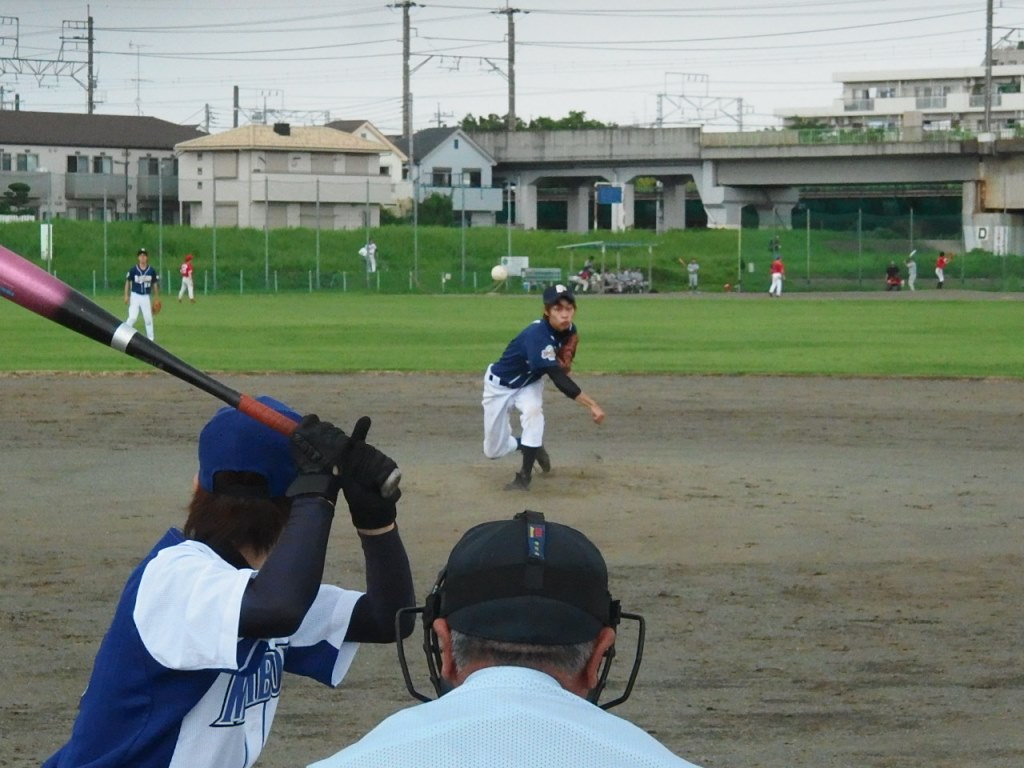 投球に集中する先発投手