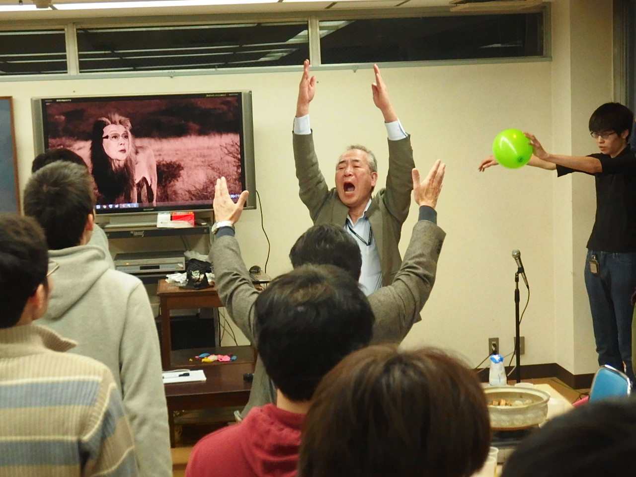 寮歌を歌う円陣