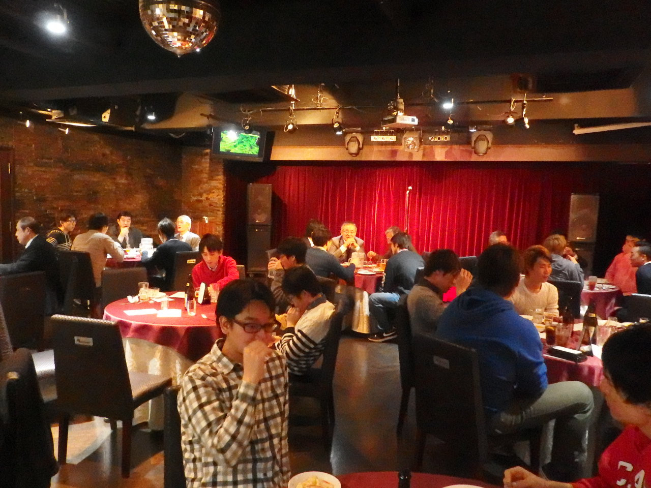 記念品を受け取る卒寮生代表