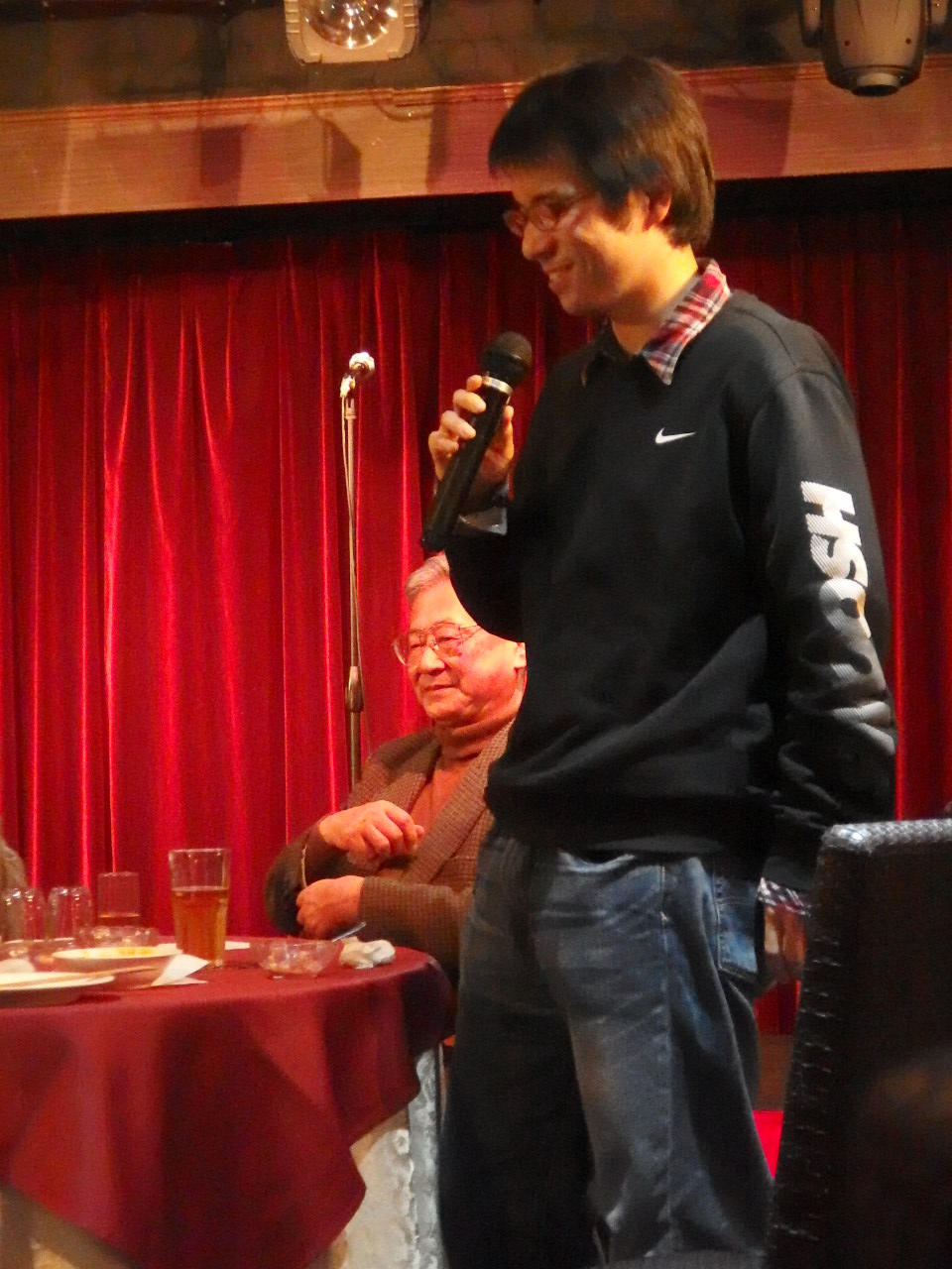 挨拶をする卒寮生