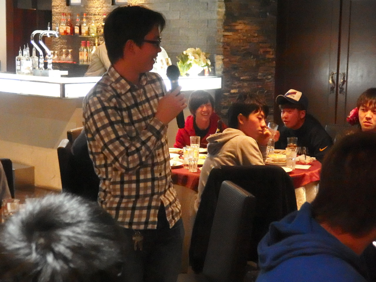 卒寮を祝う会の様子①