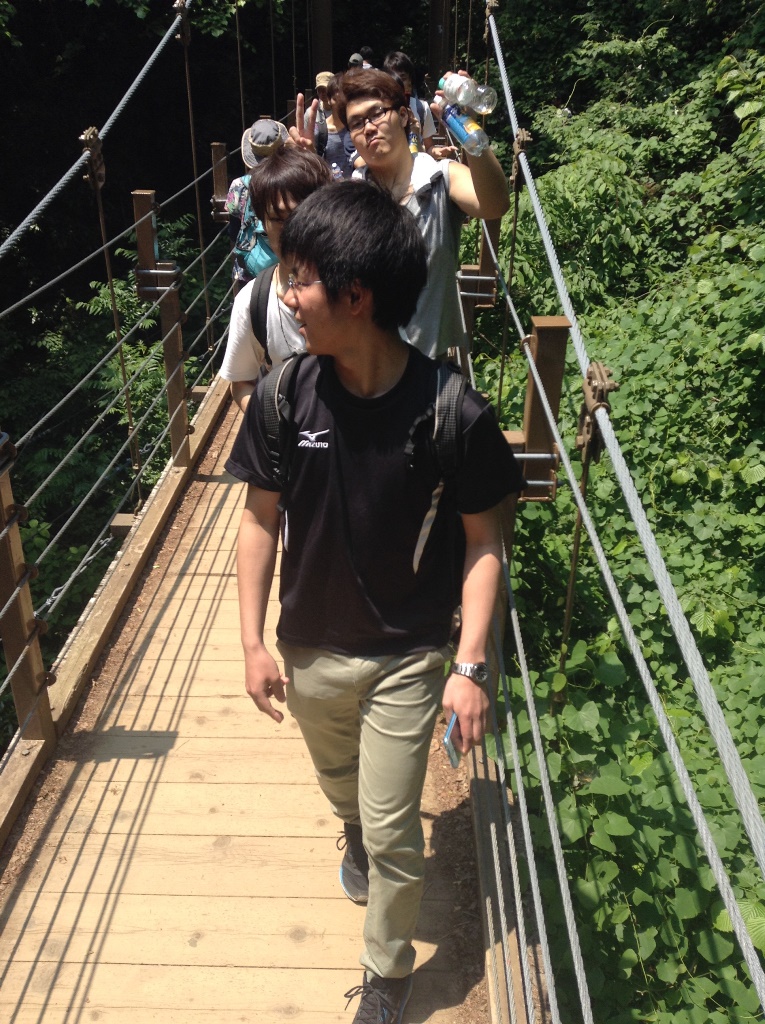 つり橋を渡る様子