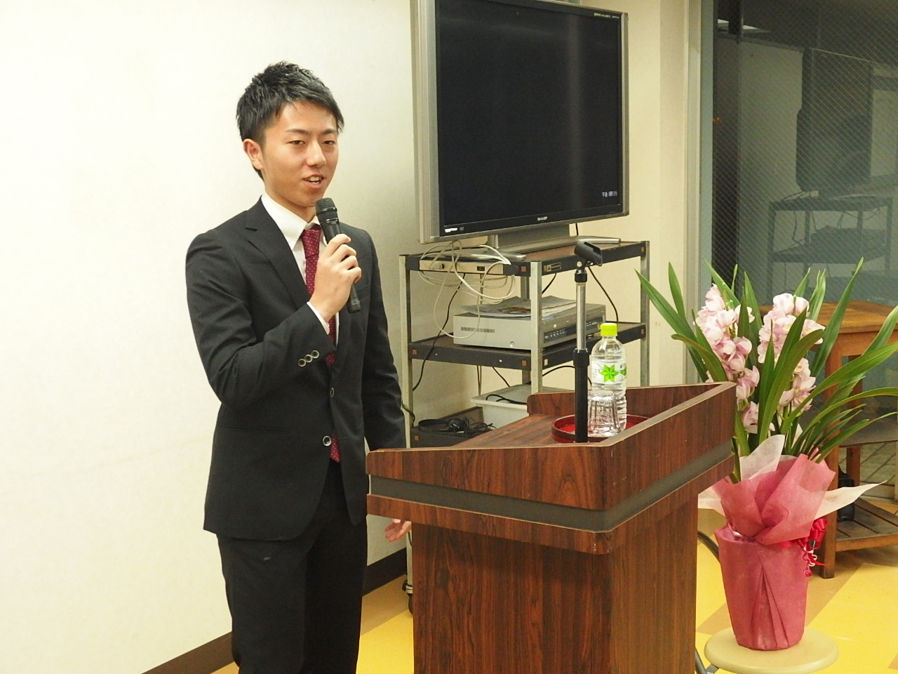 祝賀会で談笑する参加者