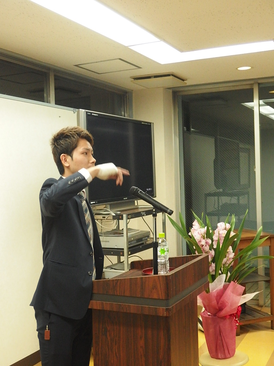 祝賀会でスピーチする新成人