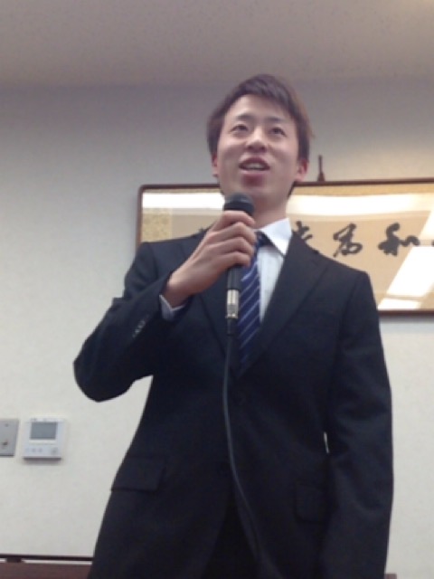 謝辞を述べる坂木君