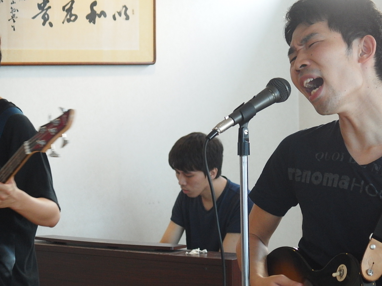 演奏を楽しむ寮生たち