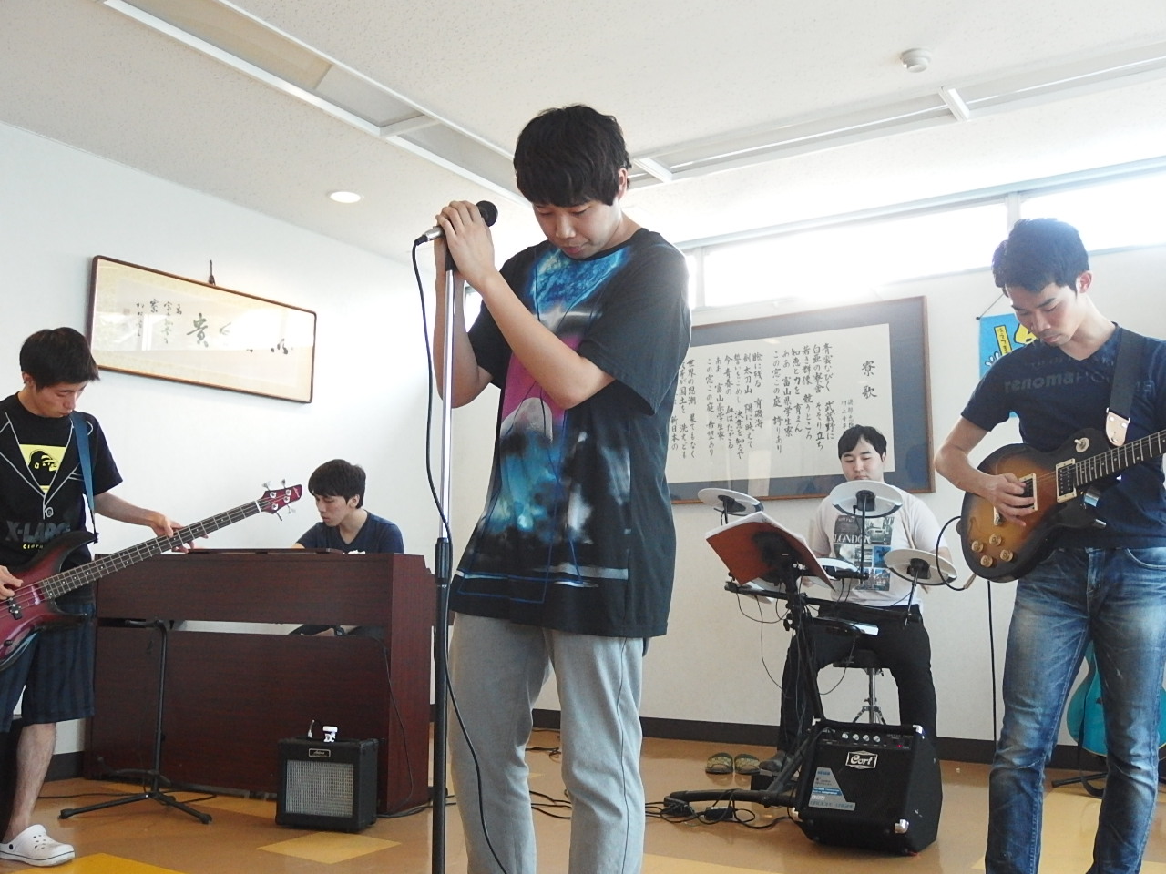 熱演する軽音部