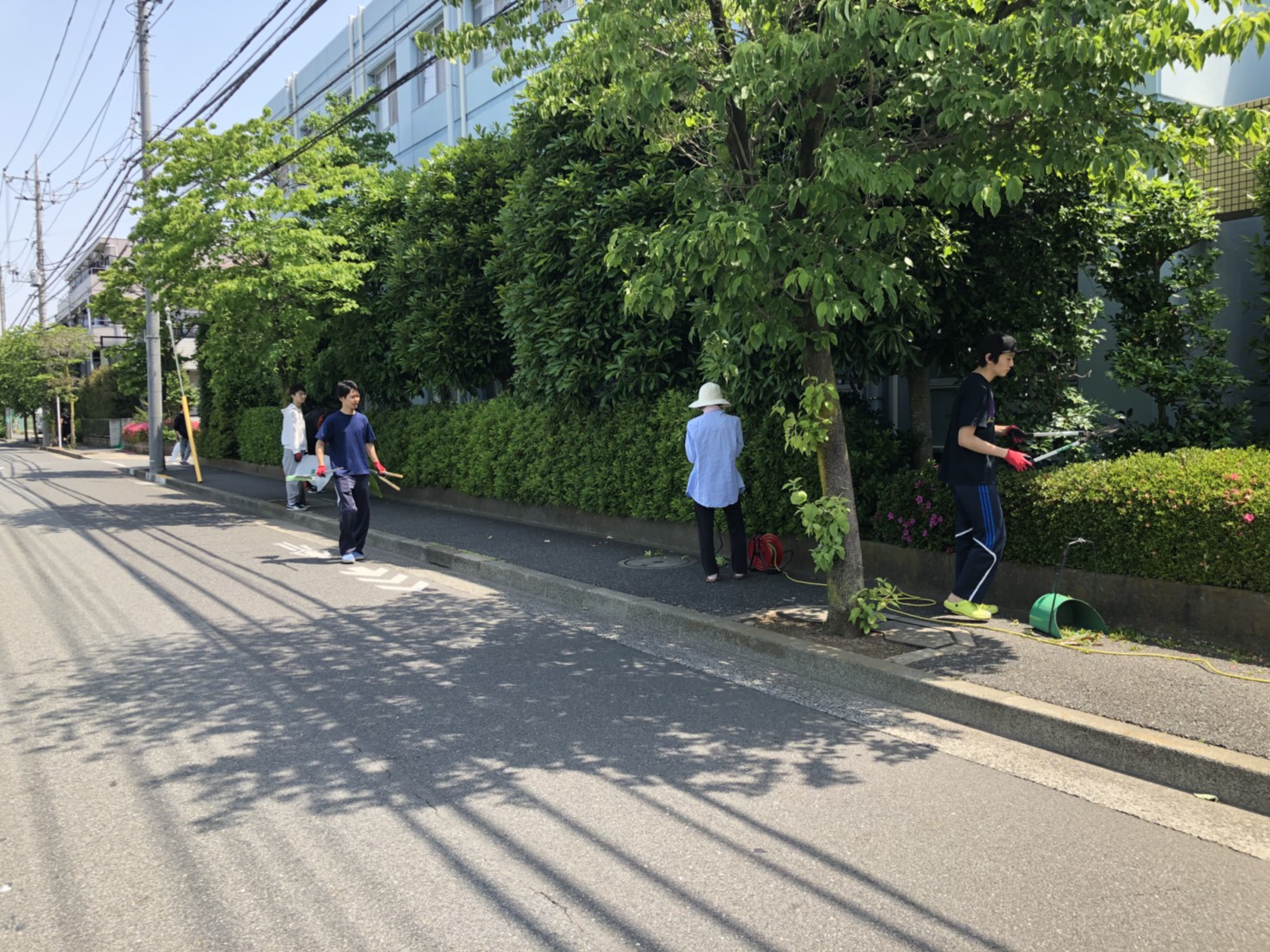 剪定作業中の寮生