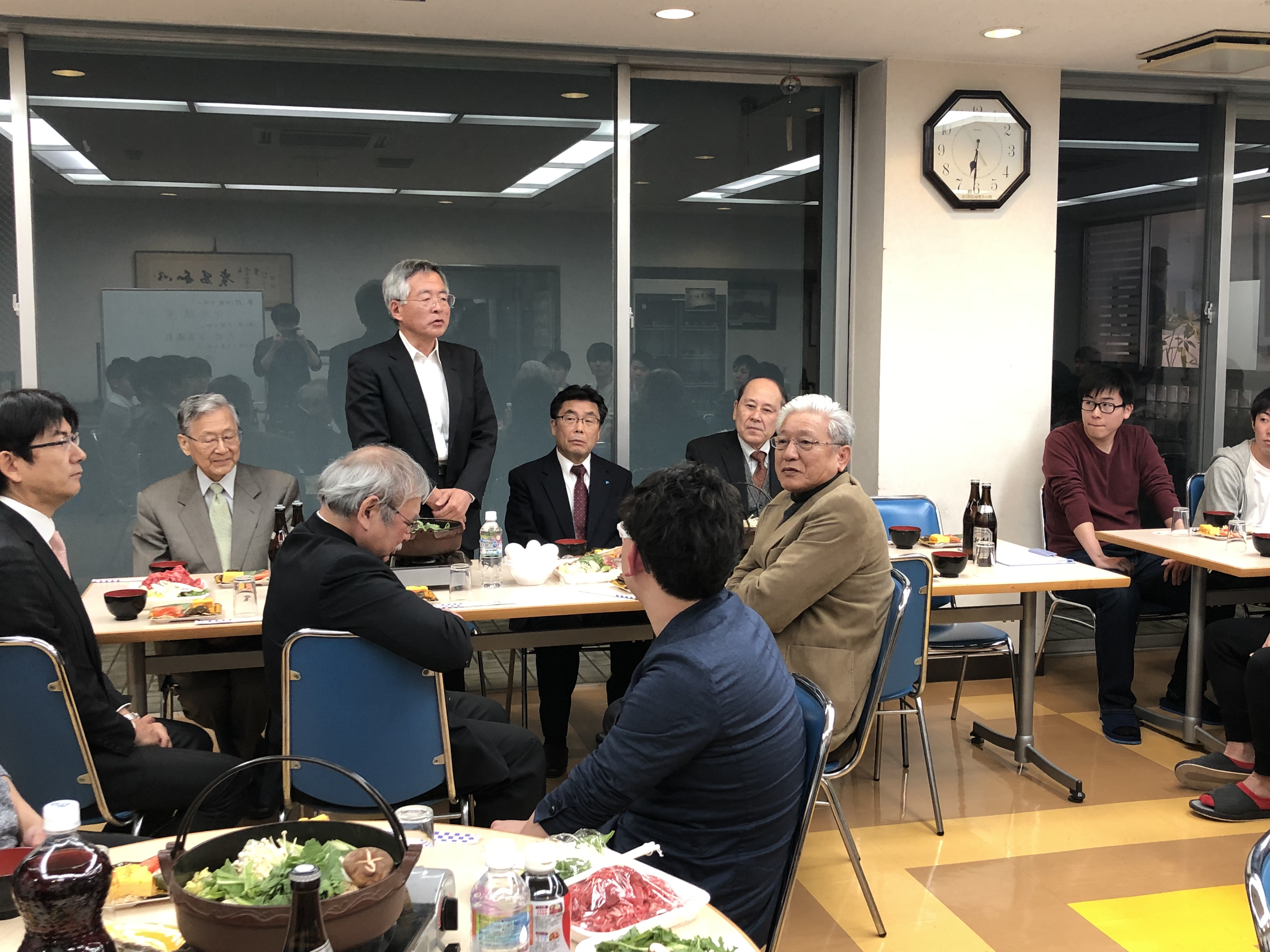 料理が振舞われる