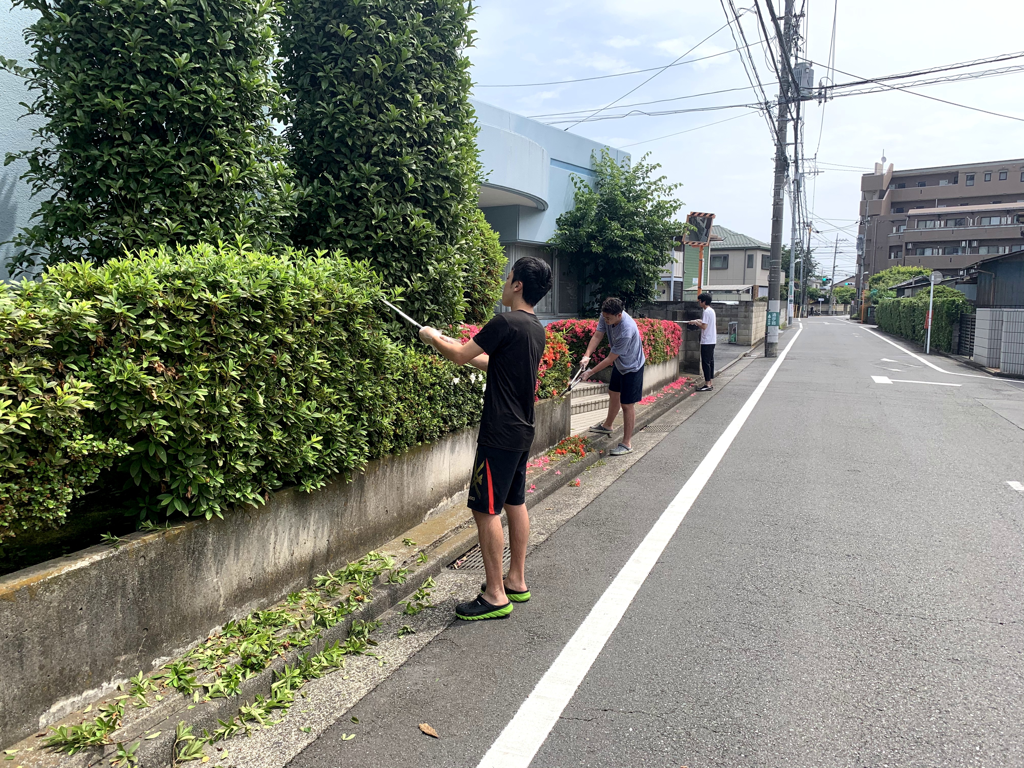 剪定作業を楽しむ寮生