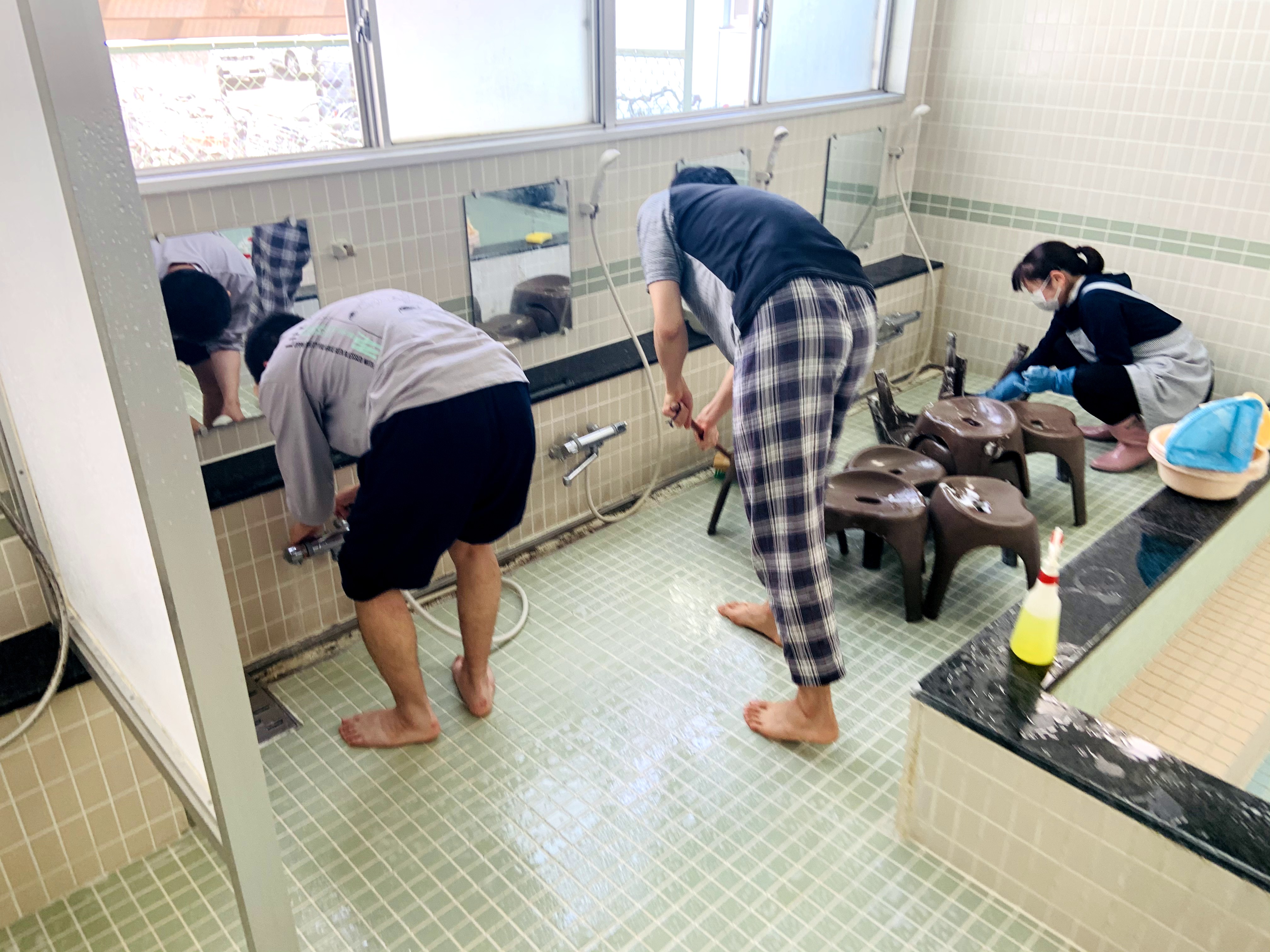 浴槽を磨く様子