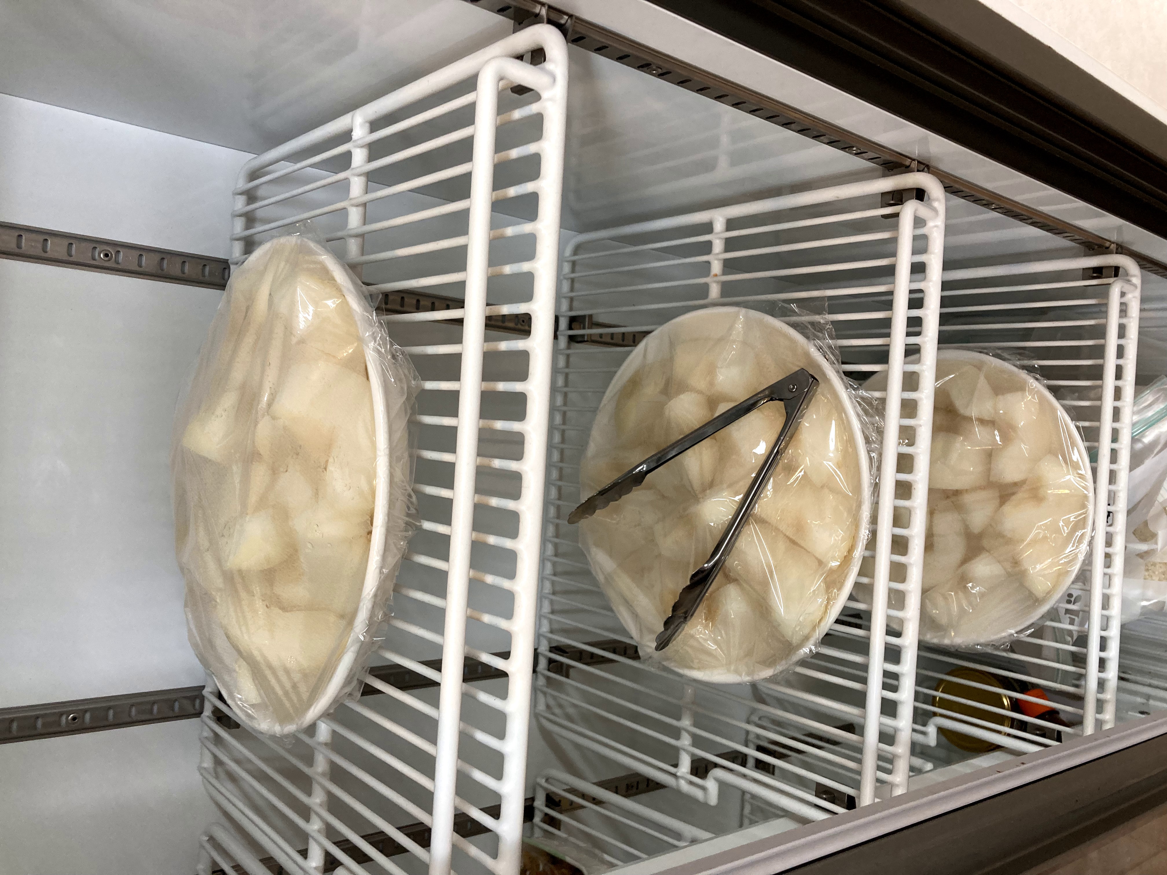 皿に盛り付けられた梨