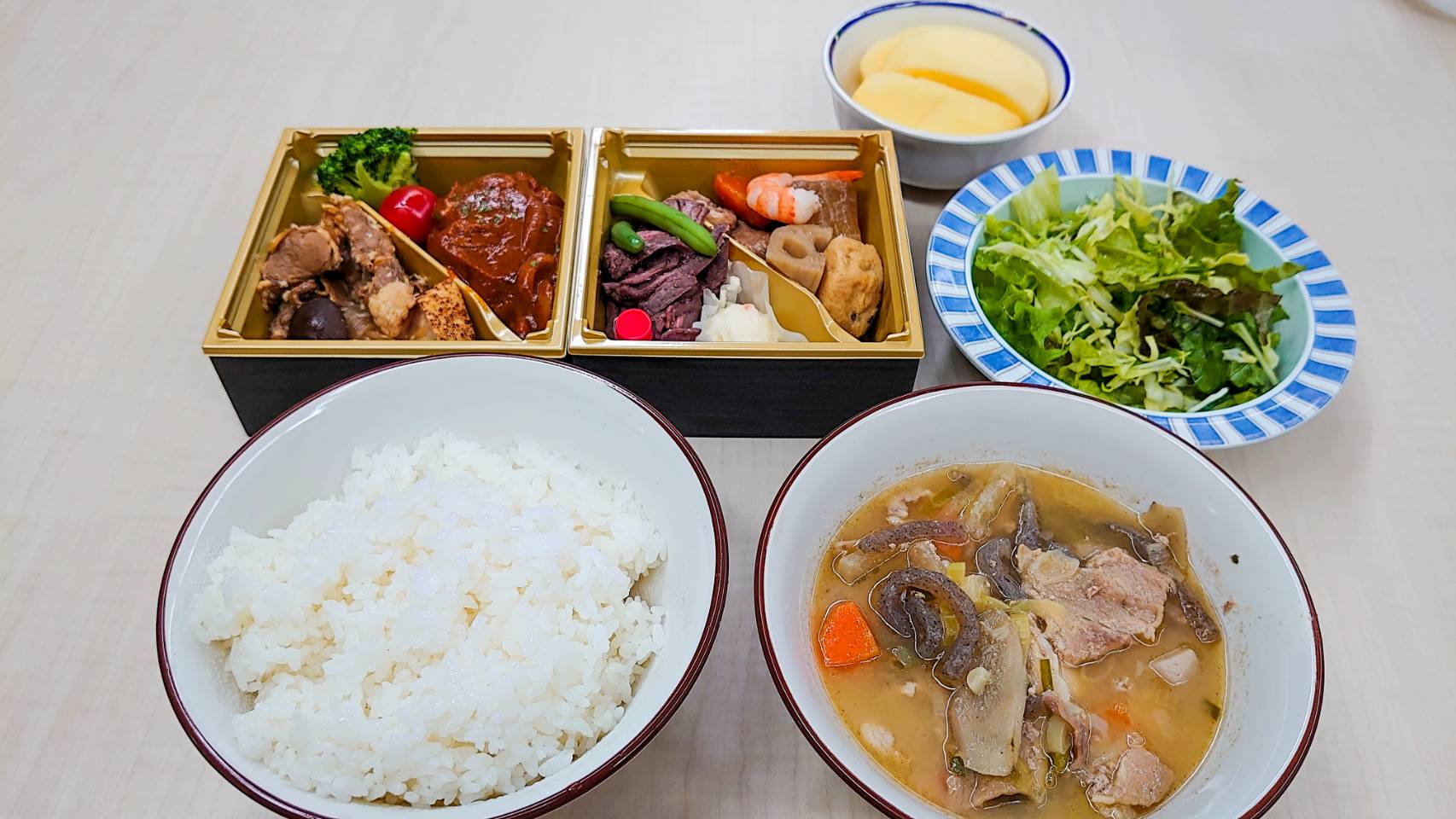 成人を祝う会で挨拶する寮生