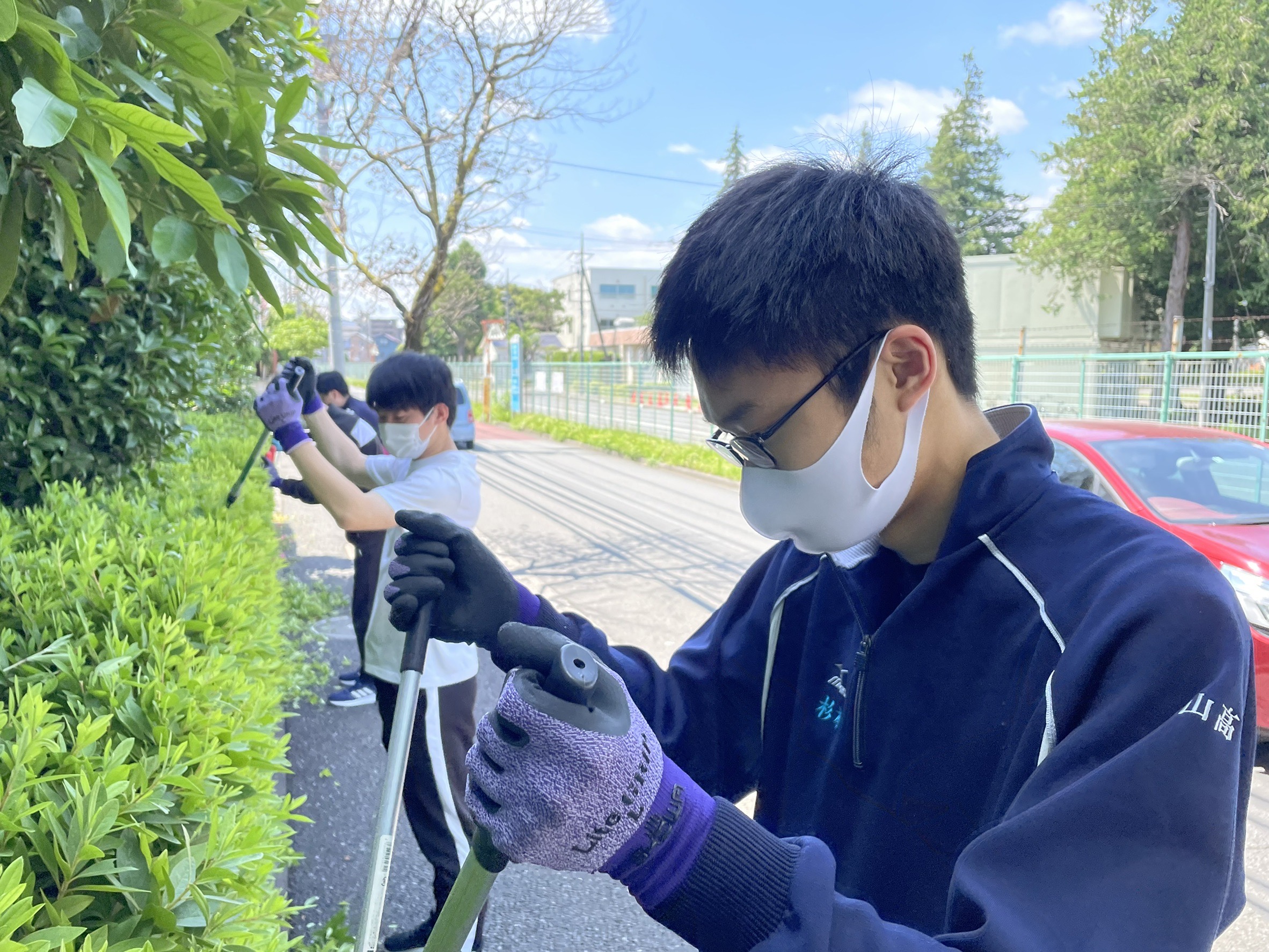 枝を確認する寮生