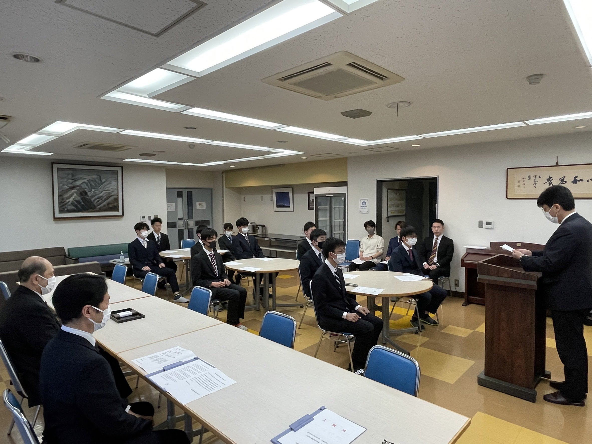 入寮式で挨拶する寮長