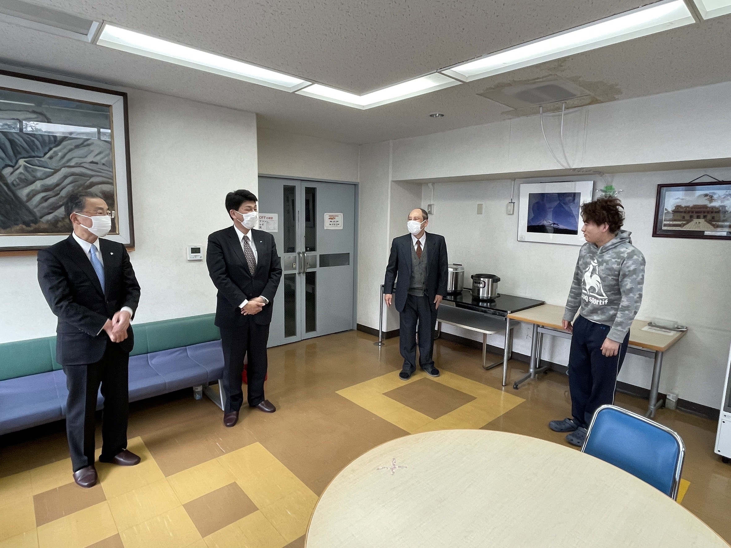 会場で談笑する卒寮生