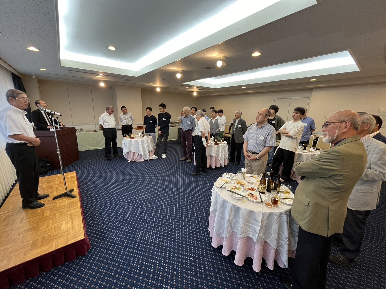 懇親会での談笑