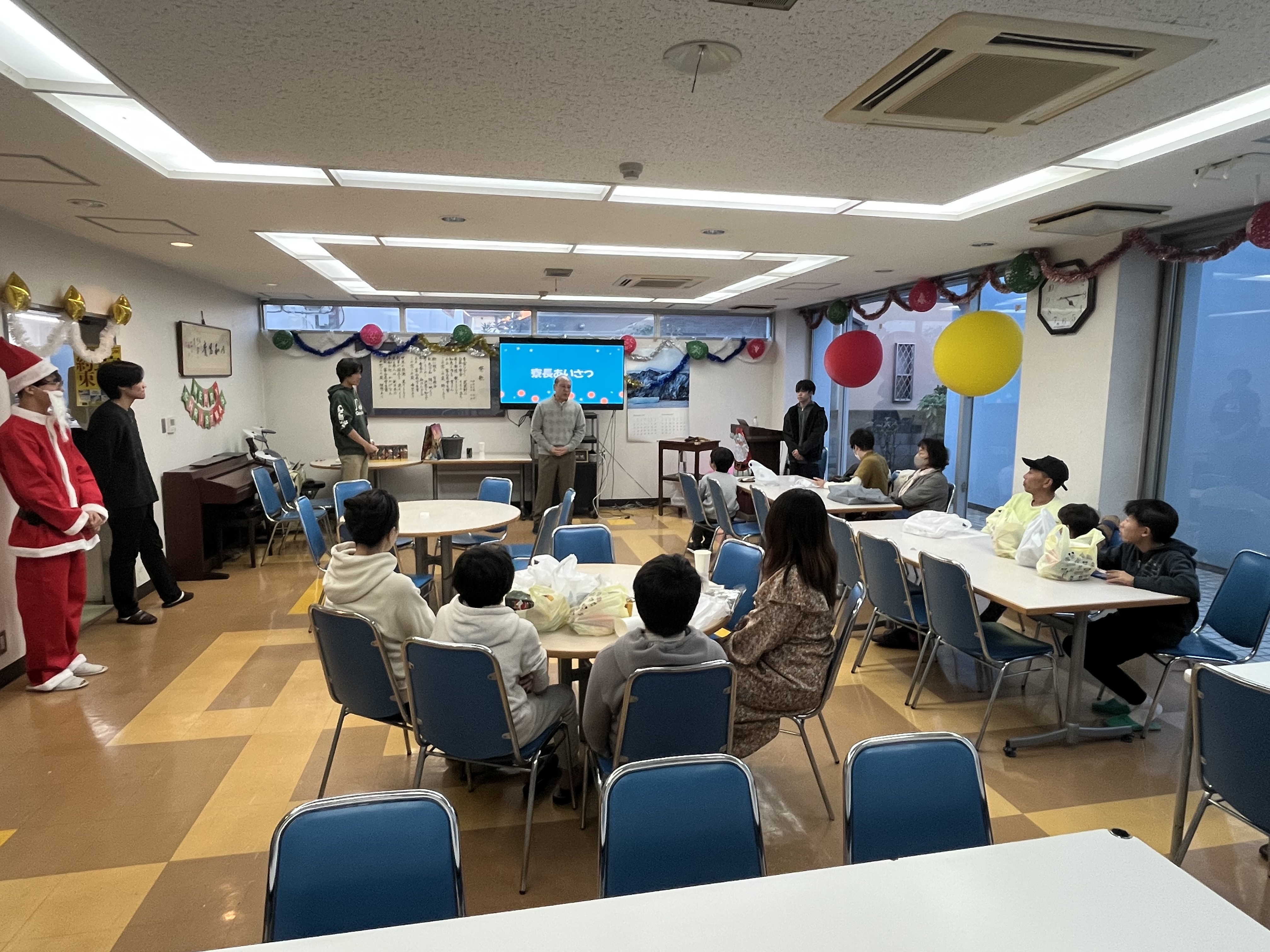 地域の方と交流する様子