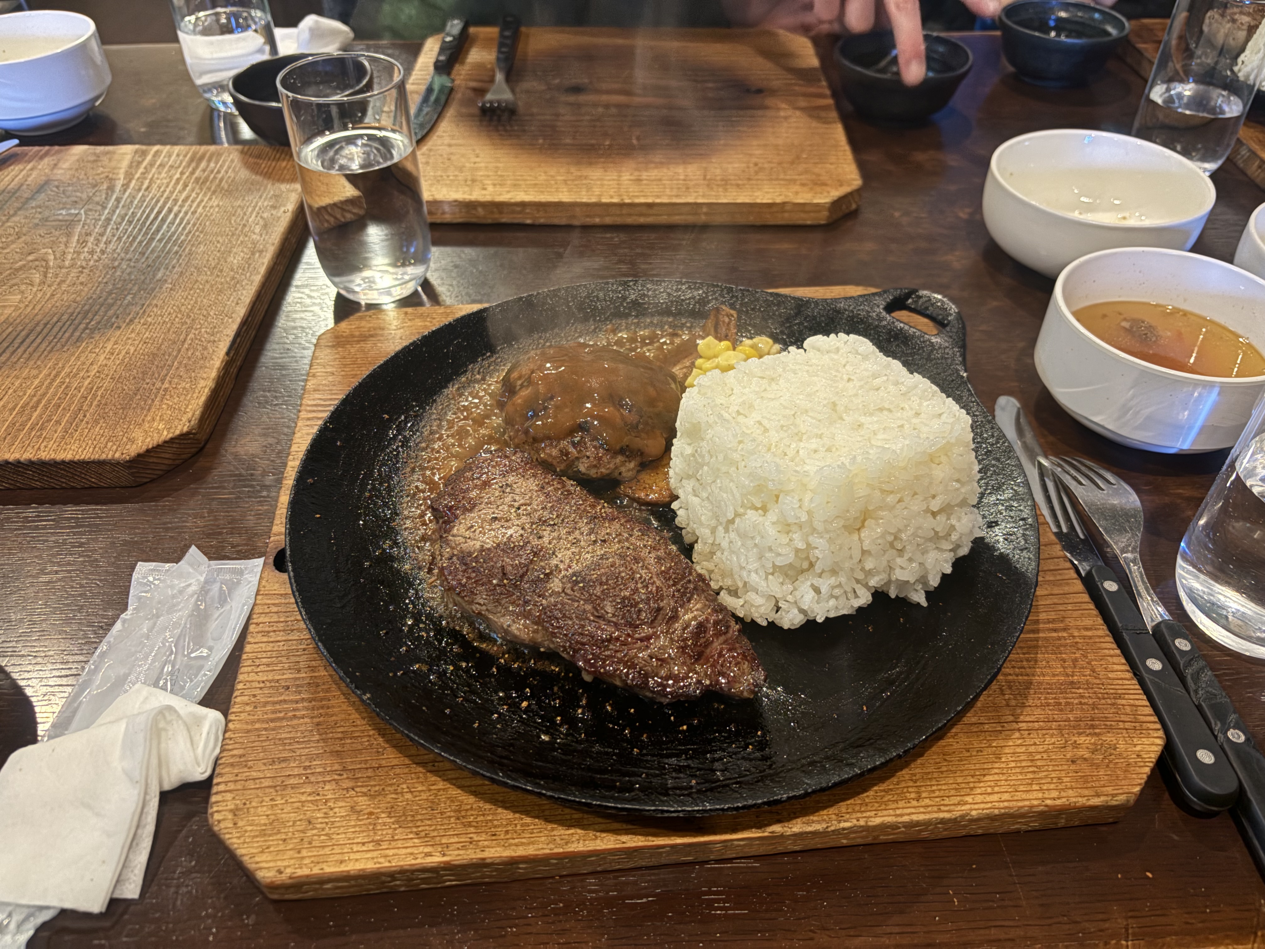 レース後のステーキでの打ち上げの様子