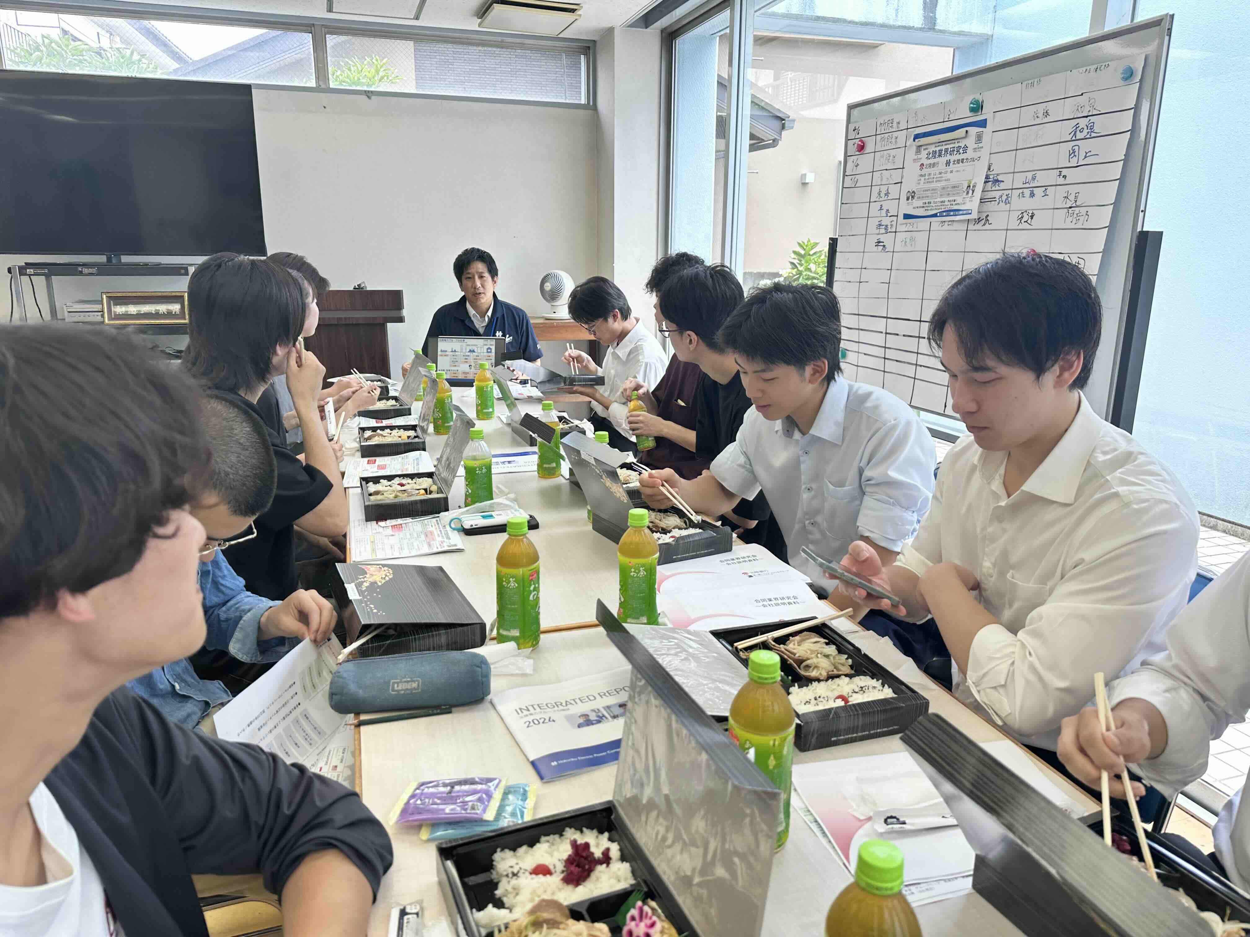 説明会を聞く学生たち（説明者の正面、引きの画像）