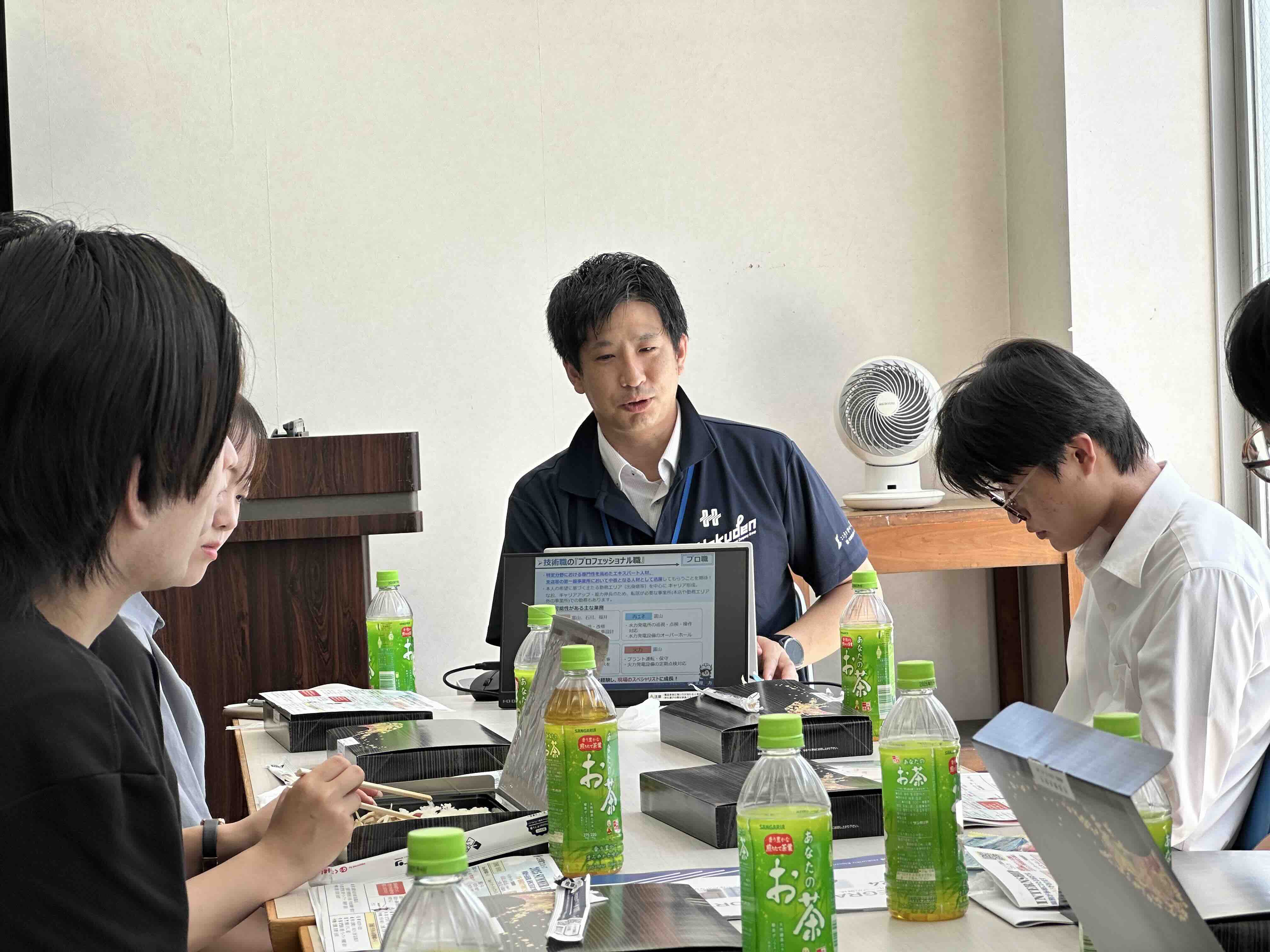 説明会を聞く学生たち（説明者の正面、アップ画像）