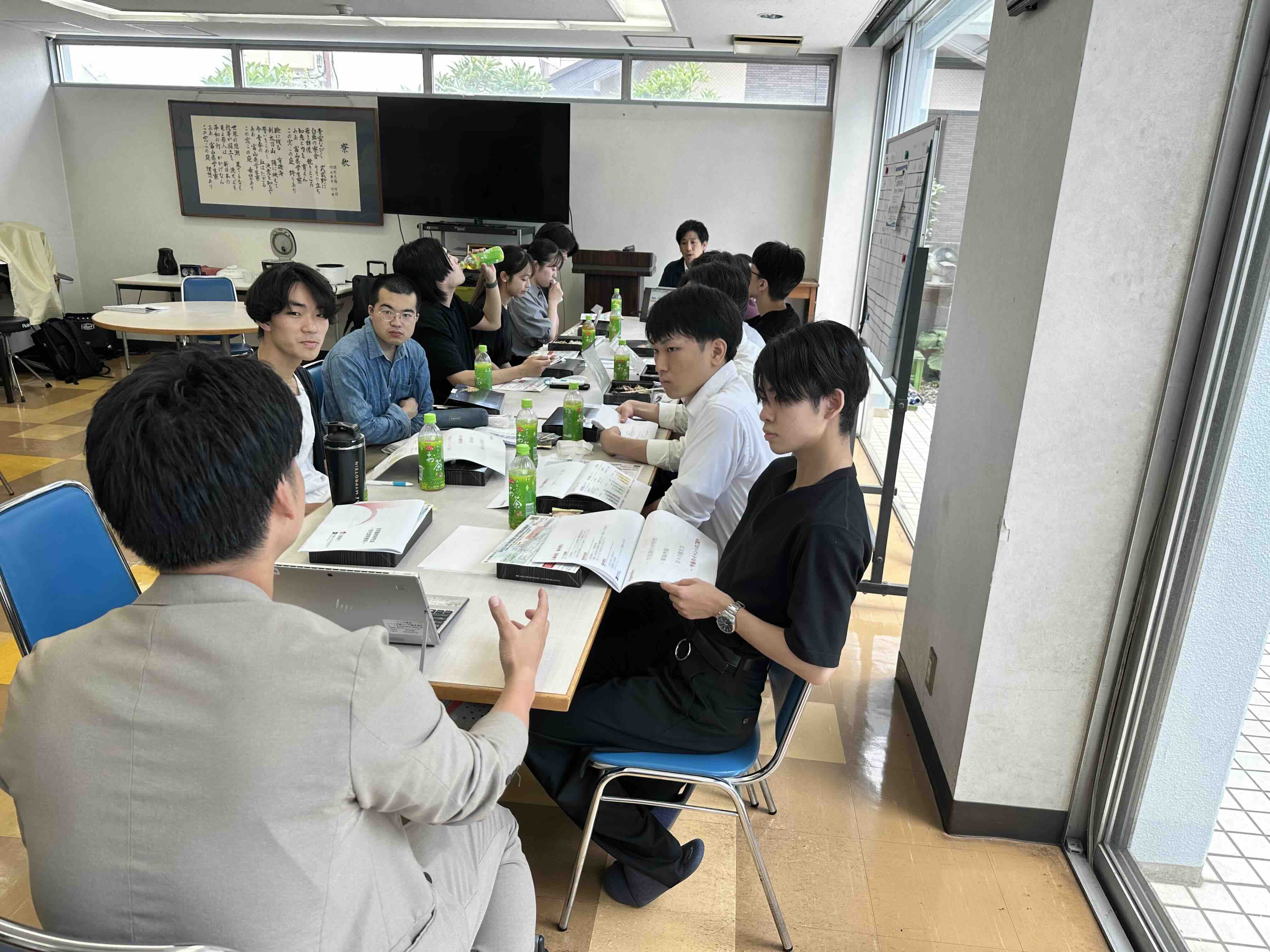 説明会を聞く学生たち（説明者の背中）