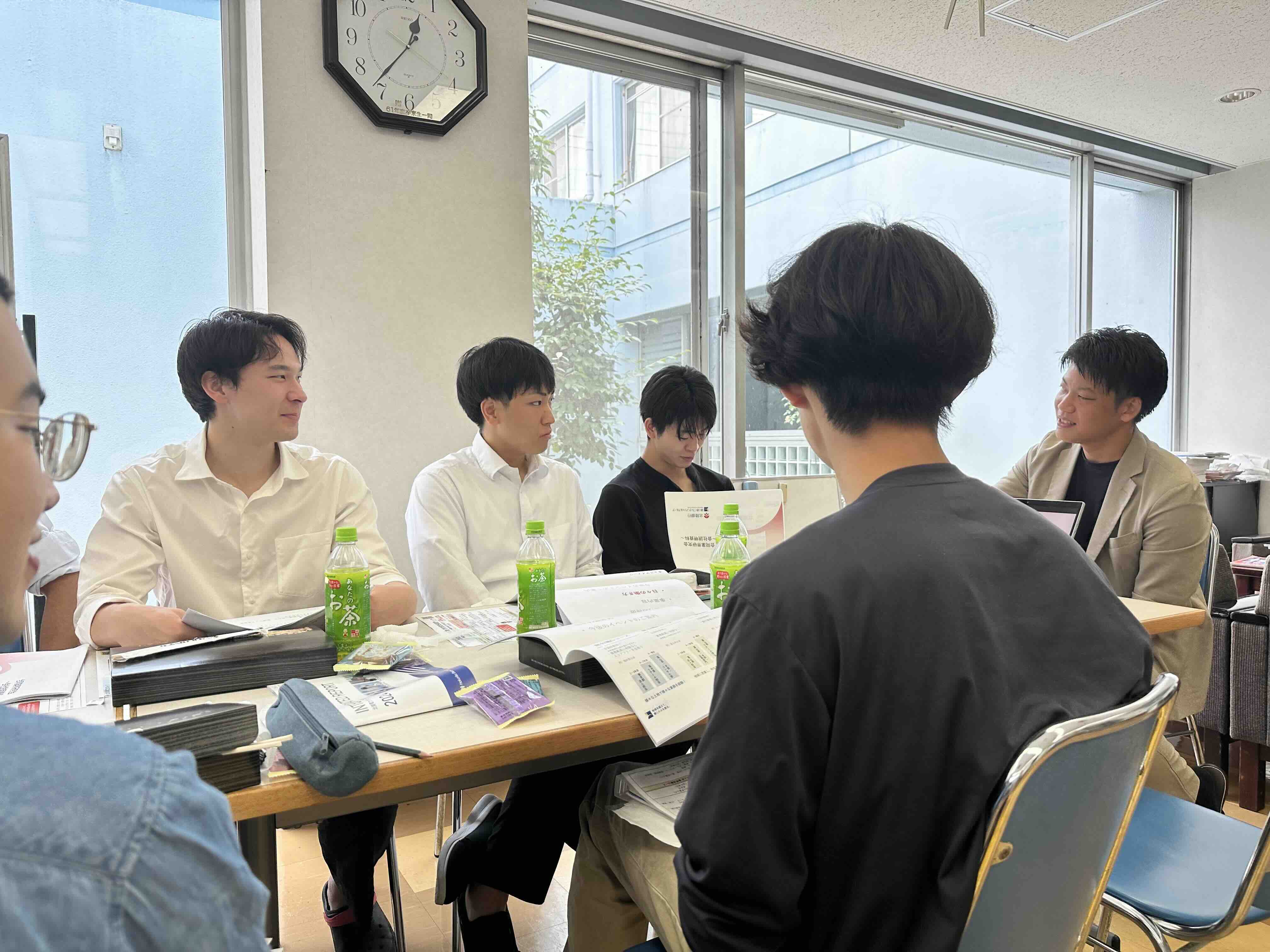 説明会を聞く学生たち（説明者画面右側）