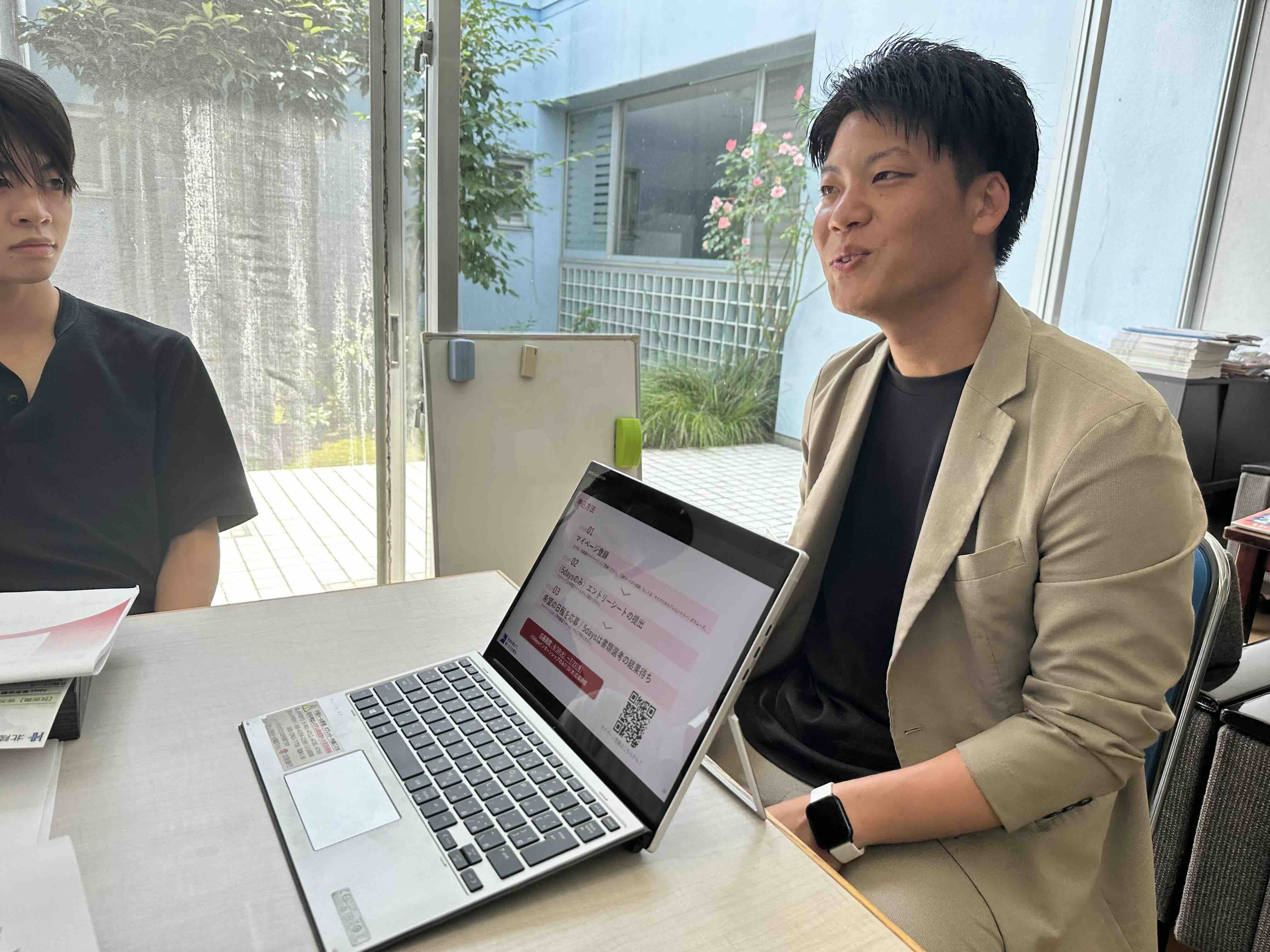 説明をする北陸銀行の説明者