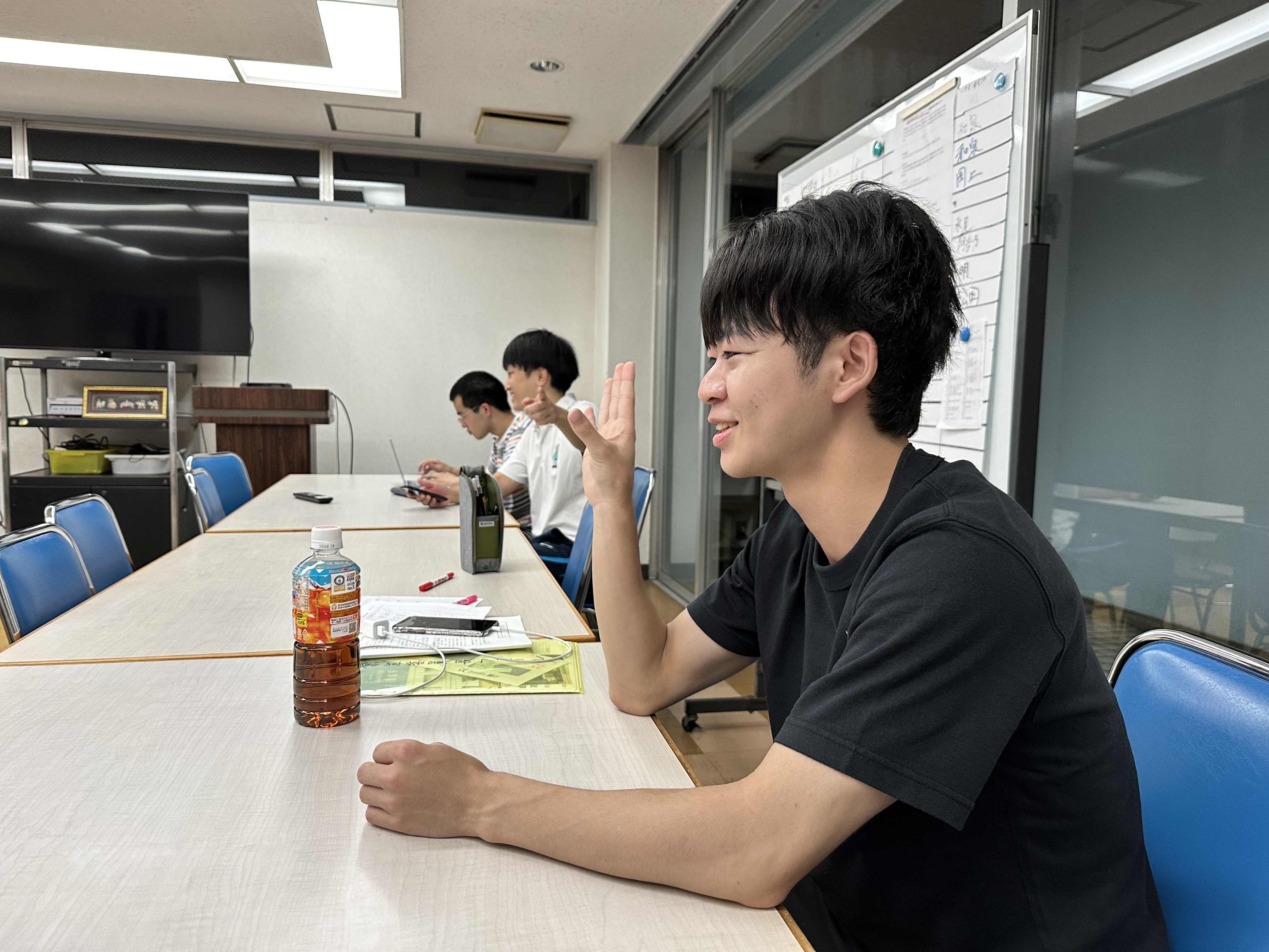 発表している寮生委員の様子（手前が寮生委員長）