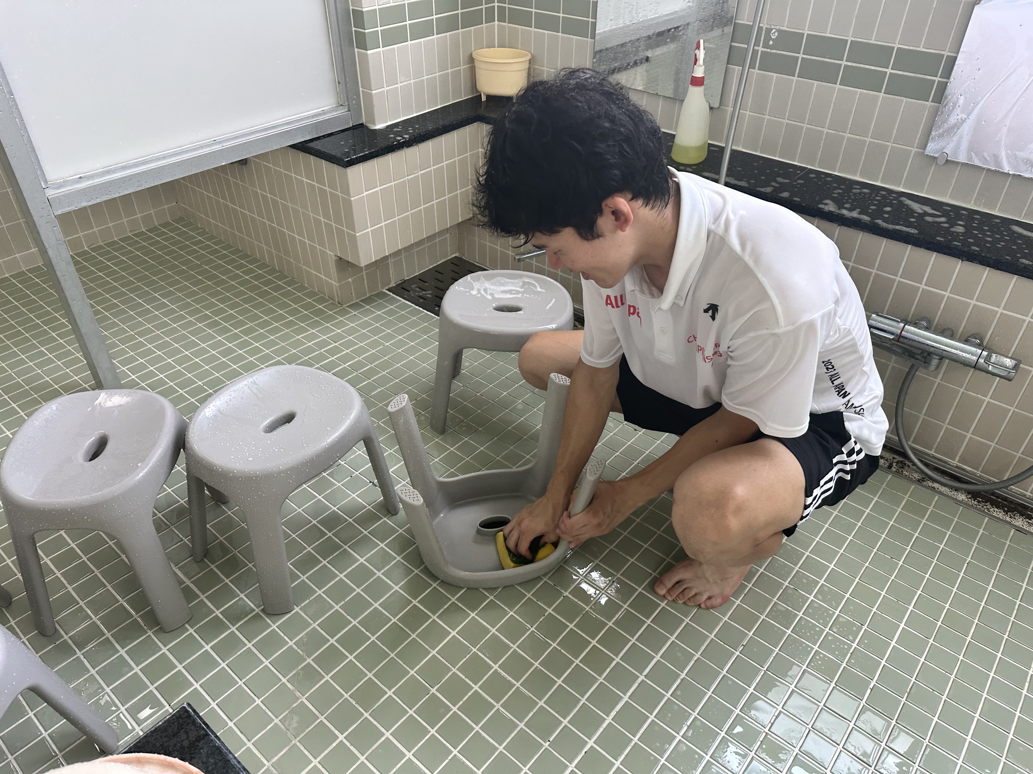 スポンジを使って椅子を清掃する寮生