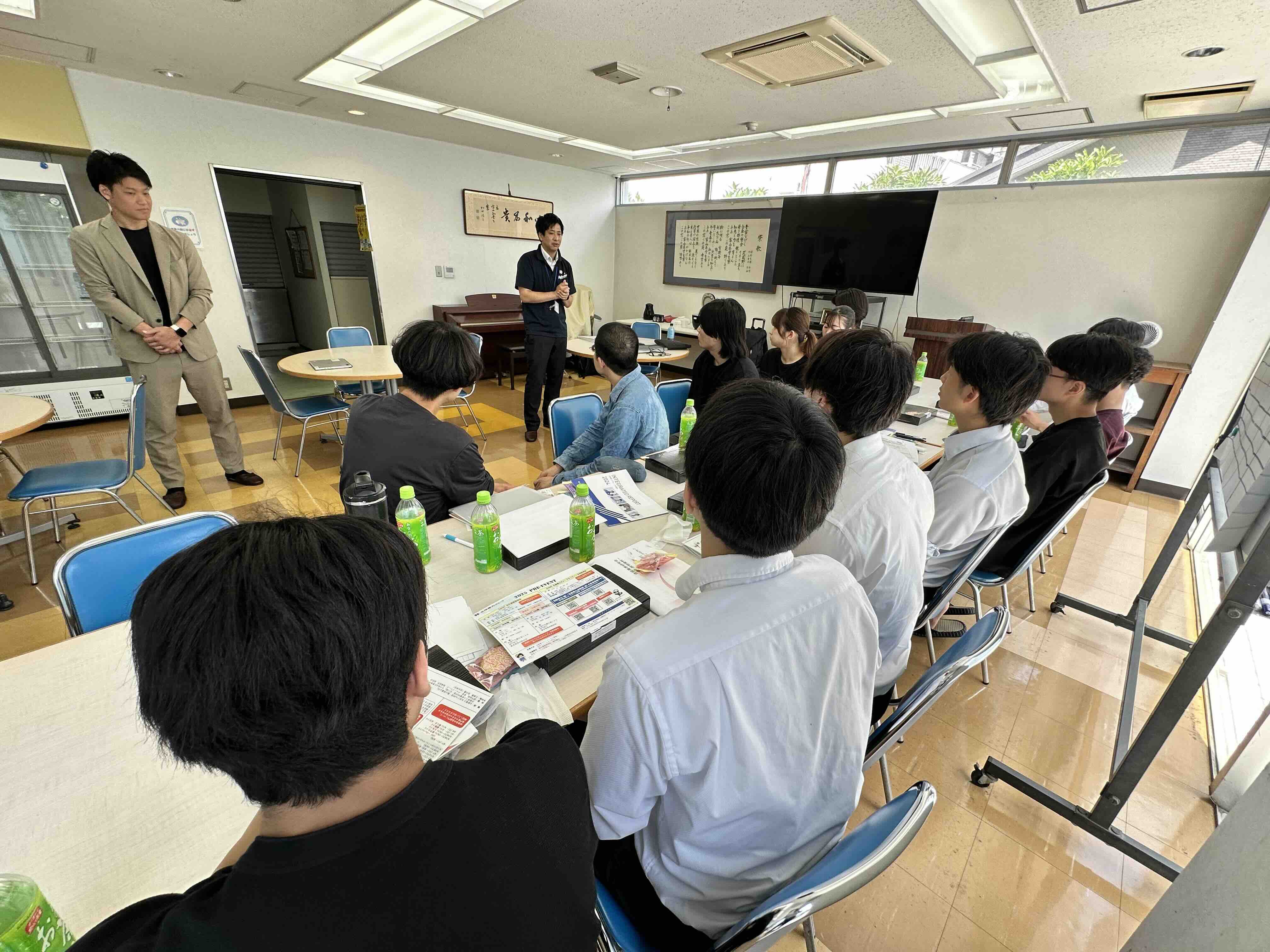 寮合同北陸業界研究会の様子（左が北陸銀行、奥が北陸電力の担当者様)