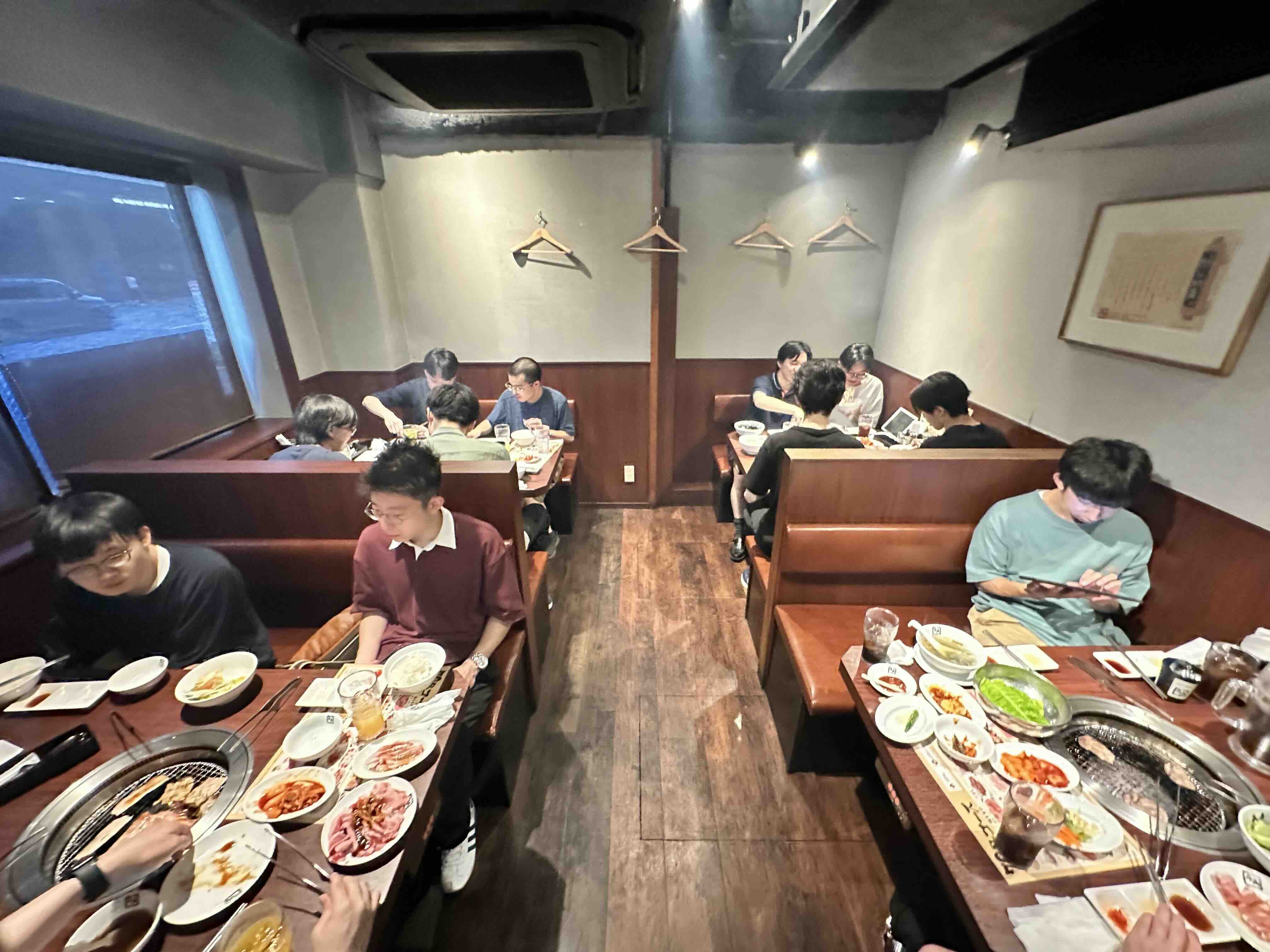 焼肉を楽しむ寮生の様子