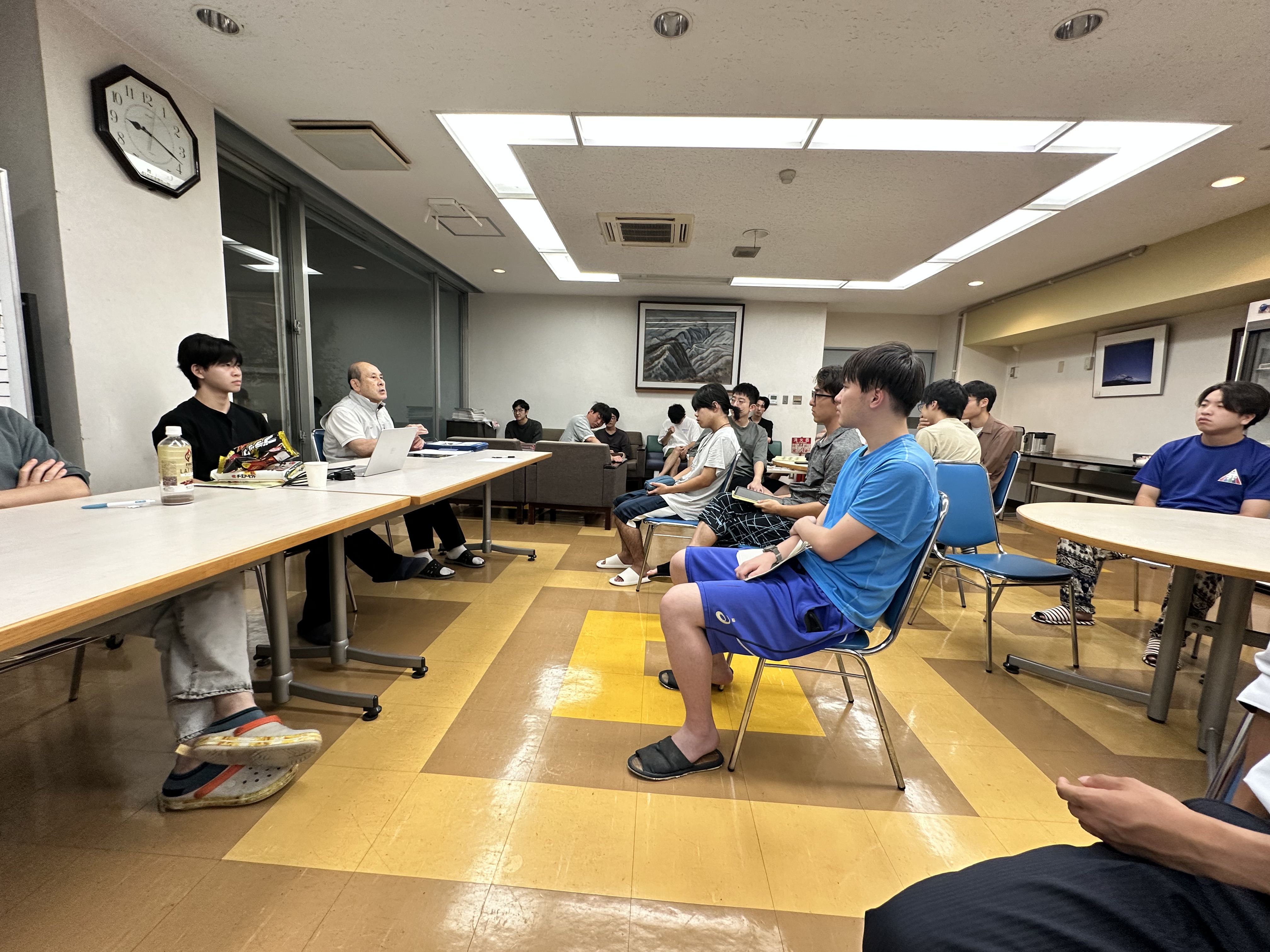 寮長の話を聞く寮生の様子