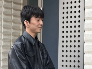 招待状を配る寮生