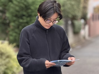 招待状を配る寮生