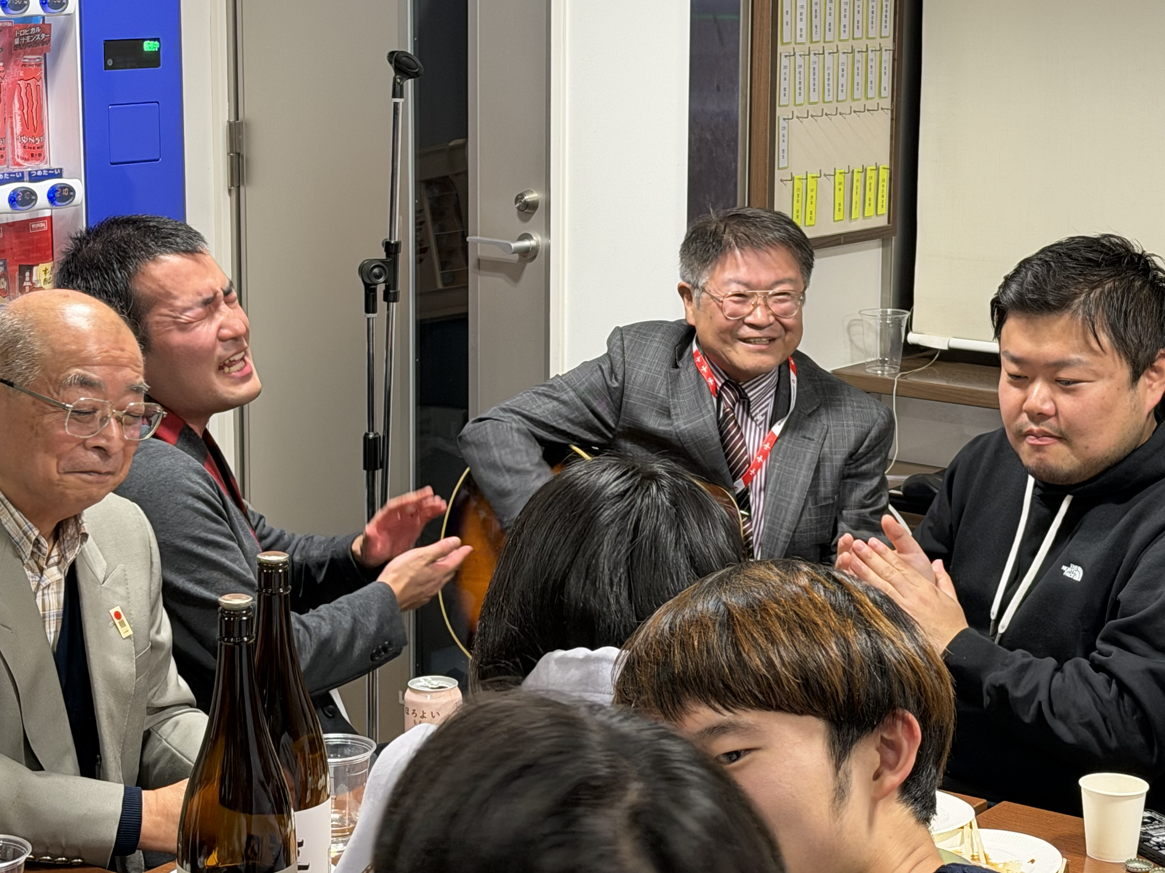 弾き語りをする高岡市学生寮の寮長