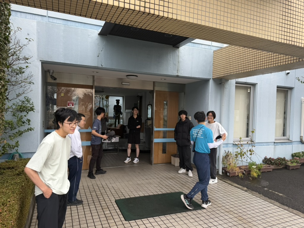 寮を出発する寮生たちの様子