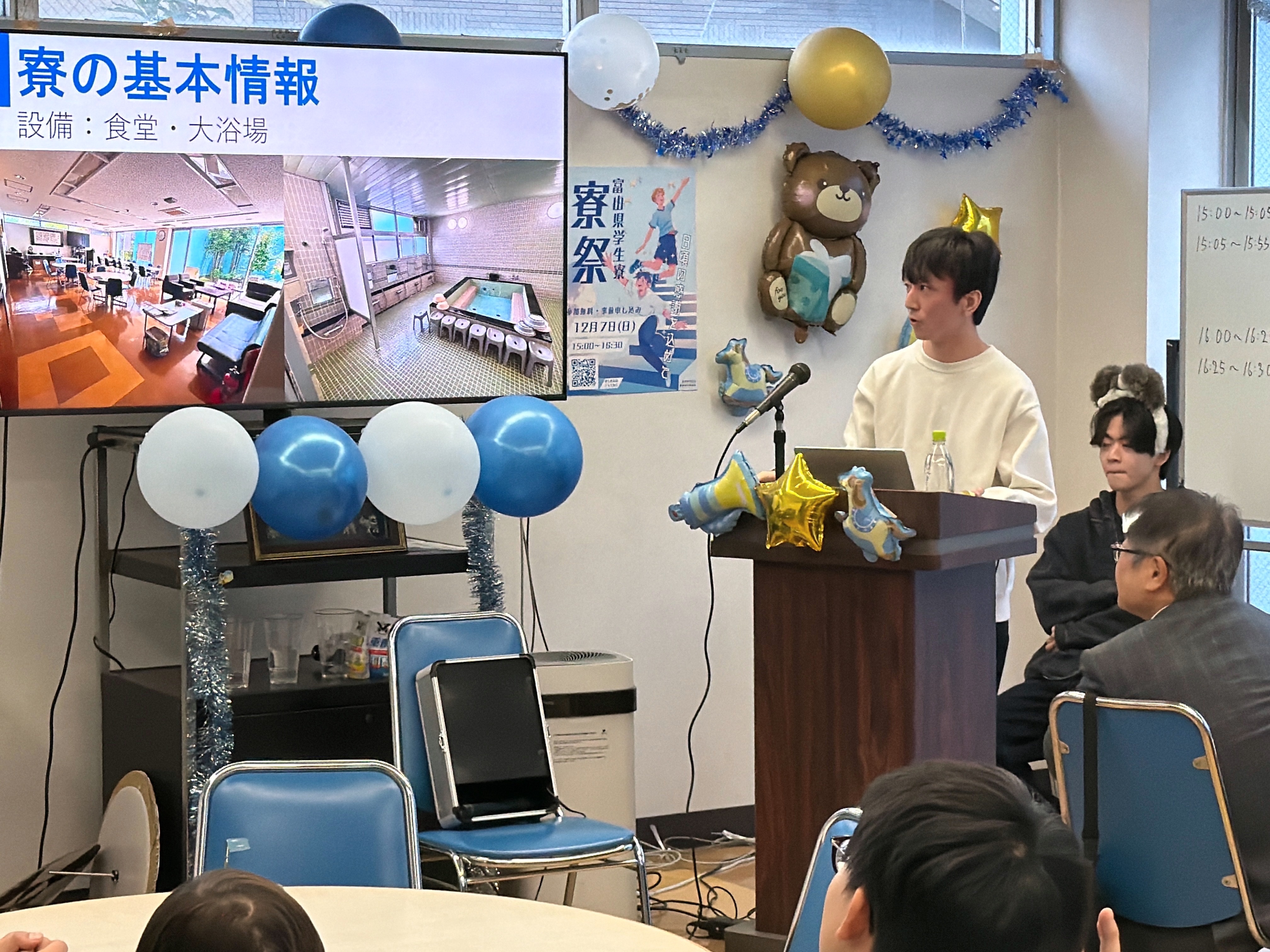 寮紹介をする寮生の様子