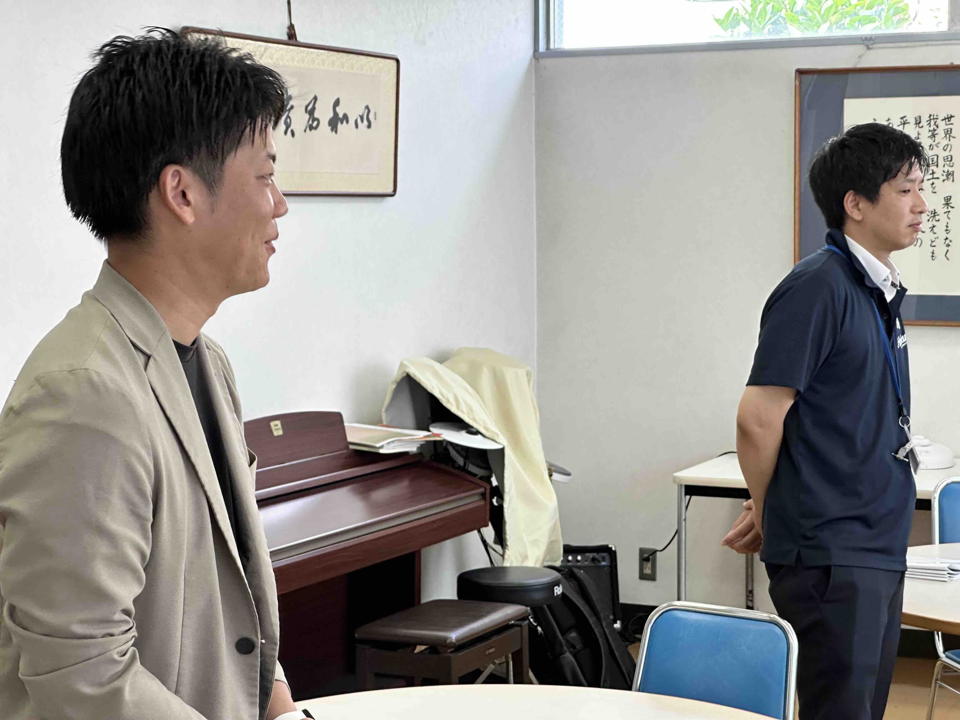 説明者2人の写真(手前が北陸銀行、奥が北陸電力)